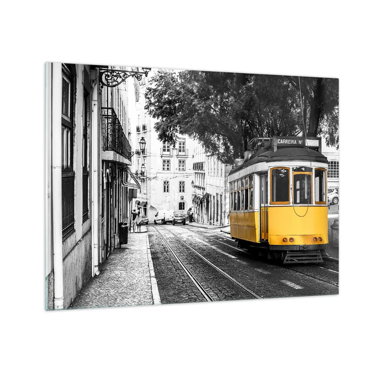 Quadro su vetro - Un tram giallo sullo sfondo di una strada bianca e nera - 70x50cm - Con il fado in sottofondo - Decorazione murale moderna per soggiorno e camera da letto ARTTOR