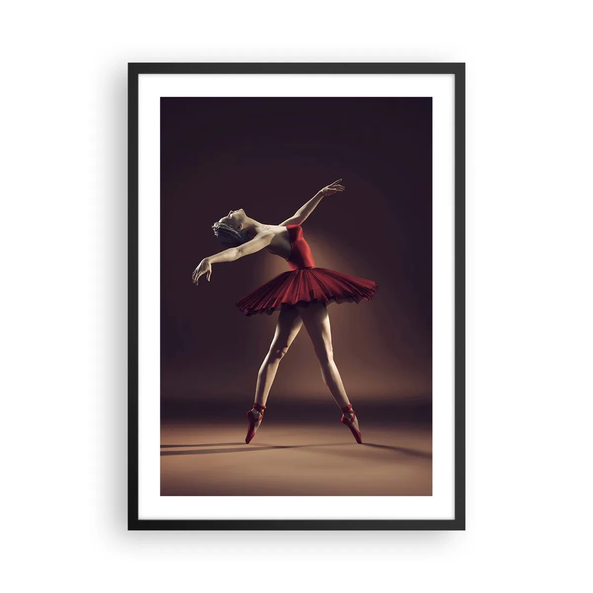 Poster in cornice nera - Una ballerina in abito rosso sul palco - 50x70cm - Prima ballerina - Decorazione murale moderna per soggiorno e camera da letto ARTTOR