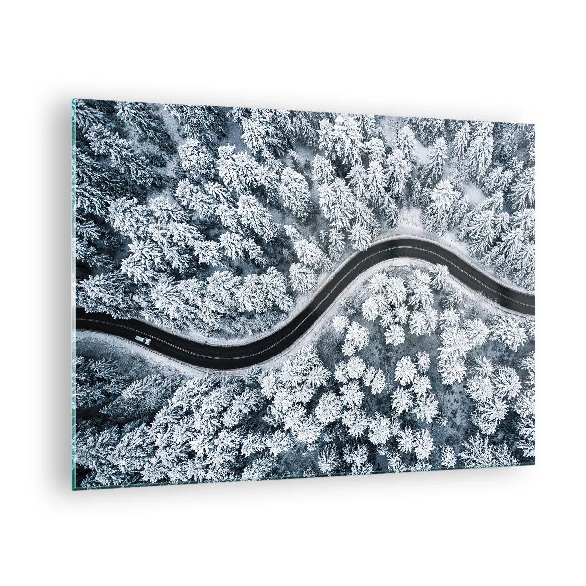 Quadro su vetro - Una strada tortuosa attraverso una foresta invernale vista da un drone - 70x50cm - Attraverso il bosco invernale - Decorazione murale moderna per soggiorno e camera da letto ARTTOR