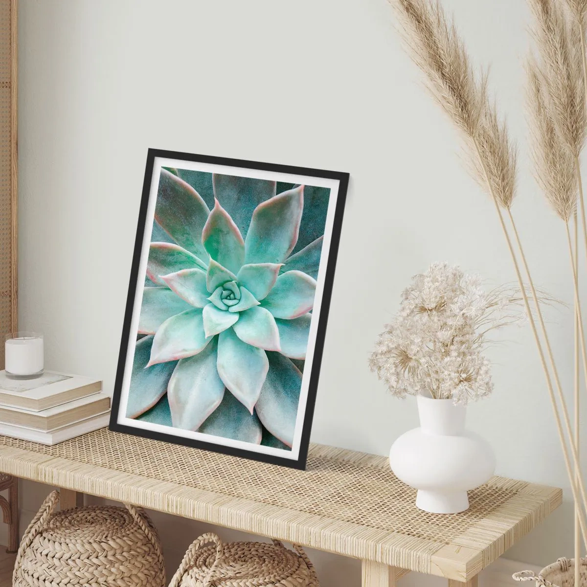 Poster in cornice nera - Primo piano delle foglie simmetriche di una succulenta nelle tonalità del verde. - 50x70cm - Il cuore del deserto - Decorazione murale moderna per soggiorno e camera da letto ARTTOR
