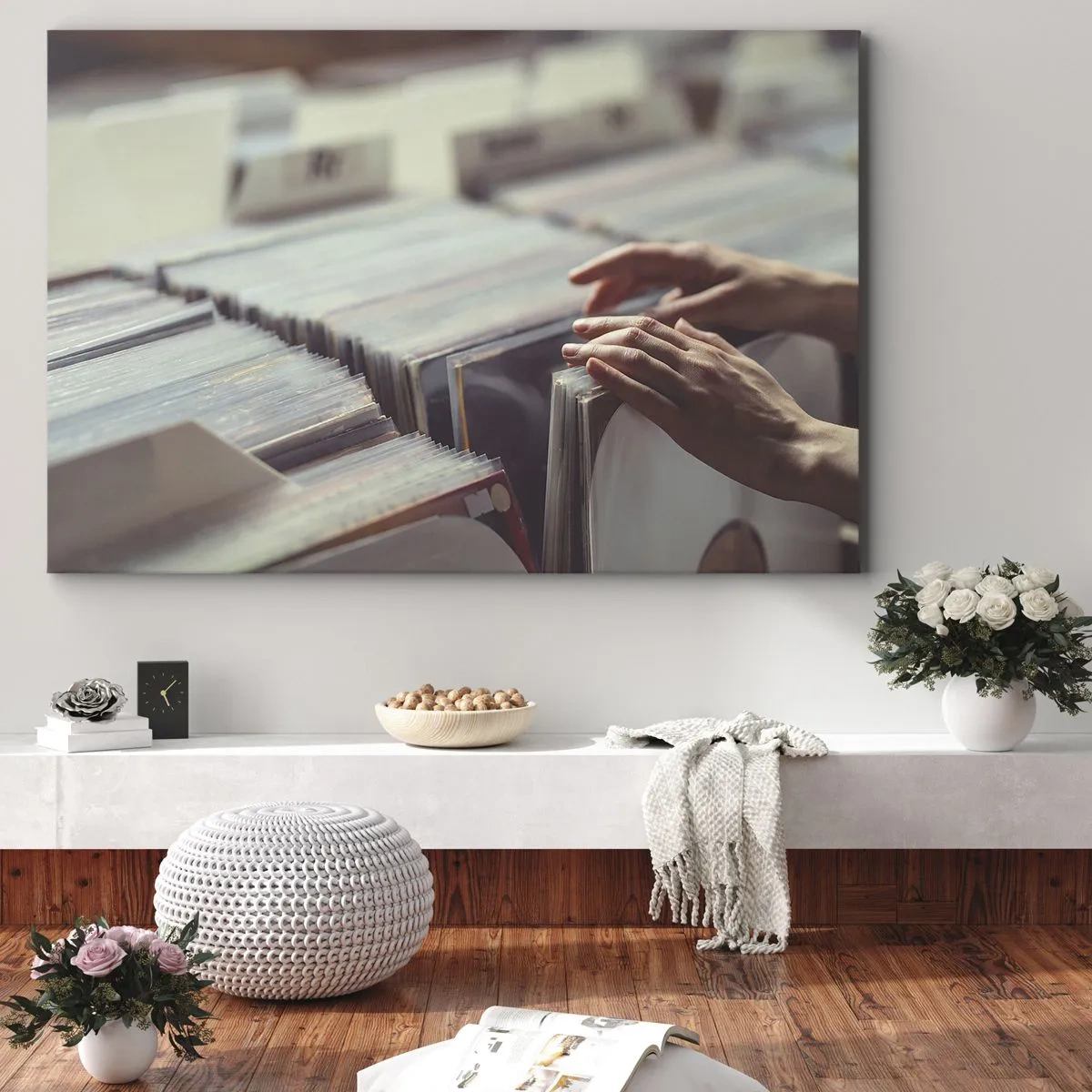 Quadro su tela - Stampe su Tela - Mani che guardano attraverso una collezione di vinili - 70x50cm - Alla ricerca di emozioni - Decorazione murale moderna per soggiorno e camera da letto ARTTOR