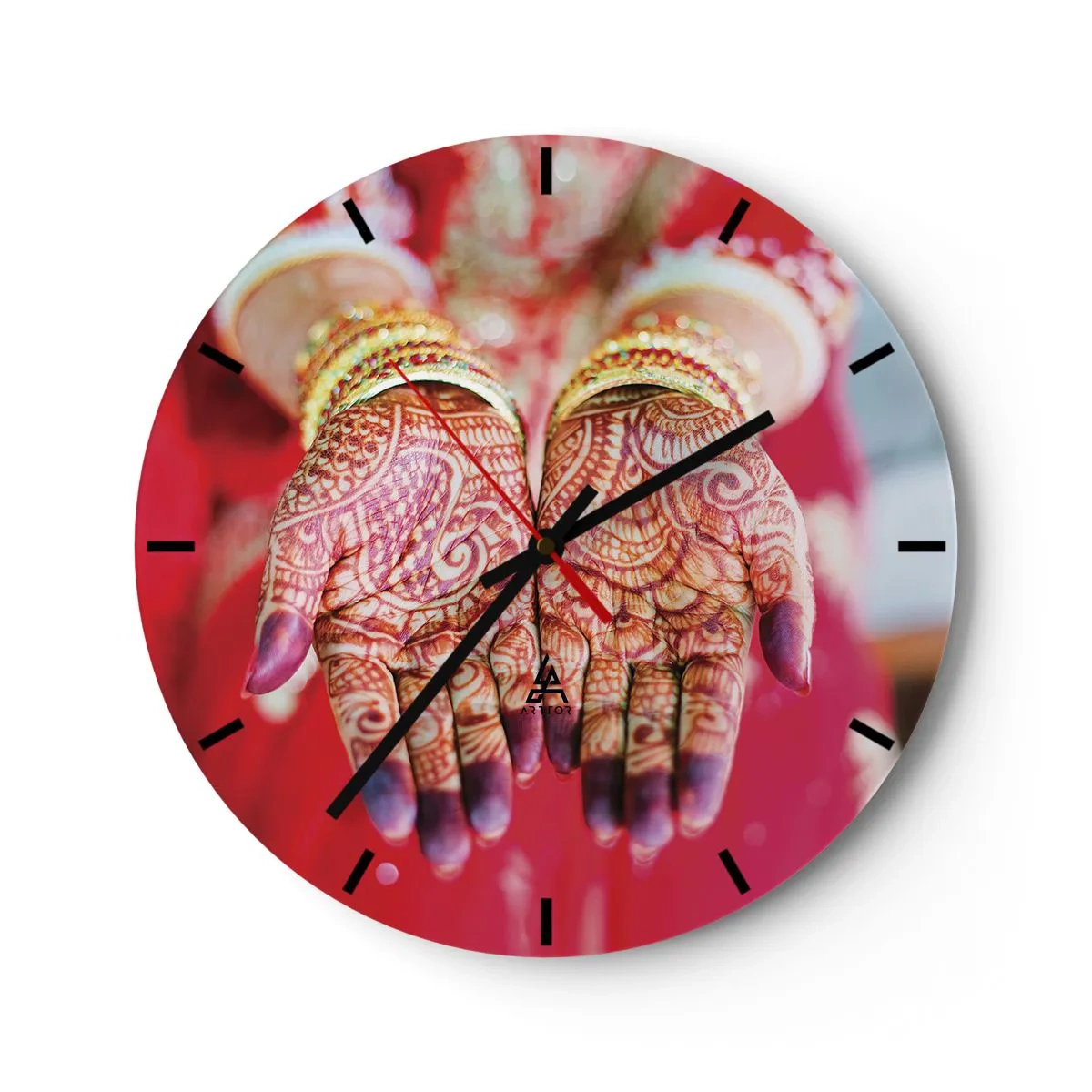 Orologio da parete - Orologio in Vetro - Mani decorate con l'henné in abiti tradizionali su sfondo rosso - 30x30cm - Pronta ad afferrare la fortuna - Decorazione murale moderna per soggiorno, cucina e camera da letto ARTTOR
