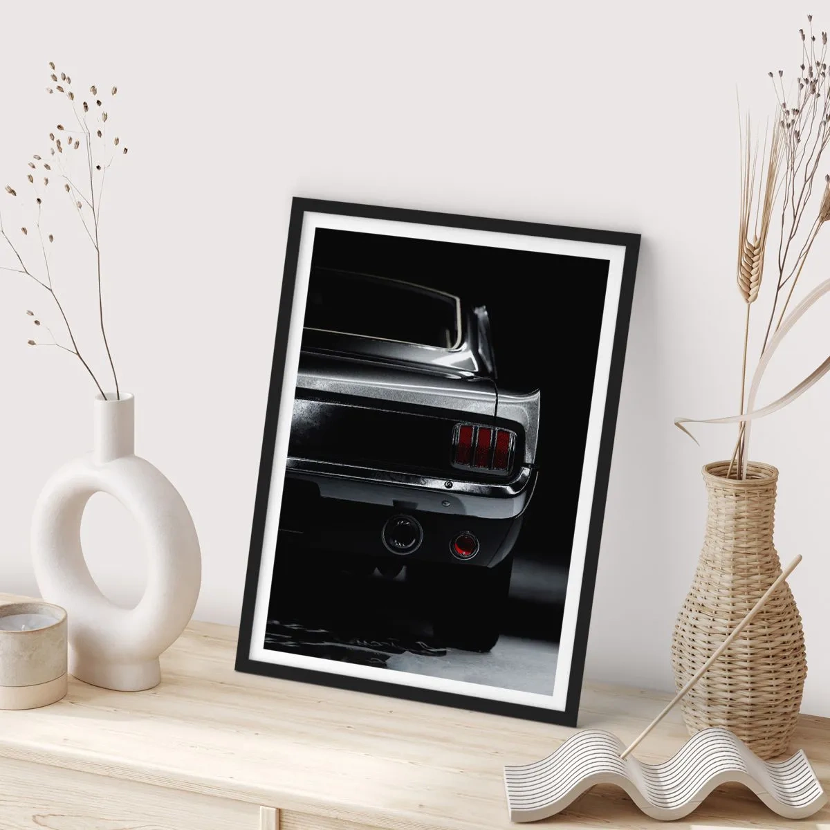 Poster in cornice nera - Un'interpretazione elegante del retro di un'auto classica - 50x70cm - Il fascino del classico - Decorazione murale moderna per soggiorno e camera da letto ARTTOR