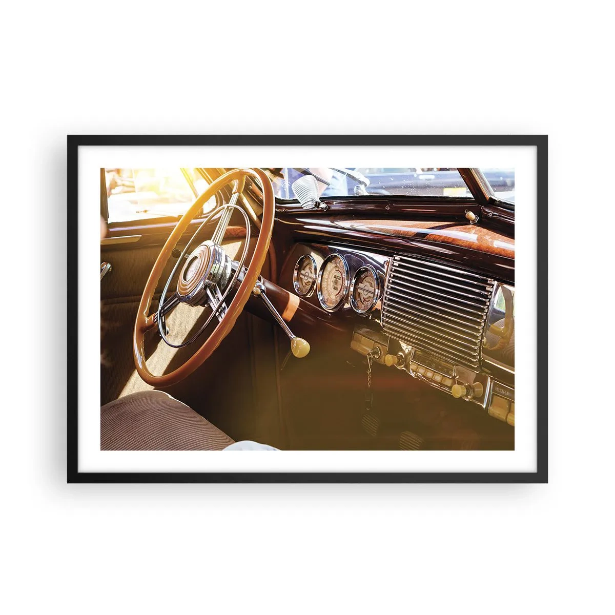 Poster in cornice nera - Primo piano degli interni di un'auto d'epoca con dettagli in legno e cromati. - 70x50cm - Un soffio di lusso dal passato - Decorazione murale moderna per soggiorno e camera da letto ARTTOR