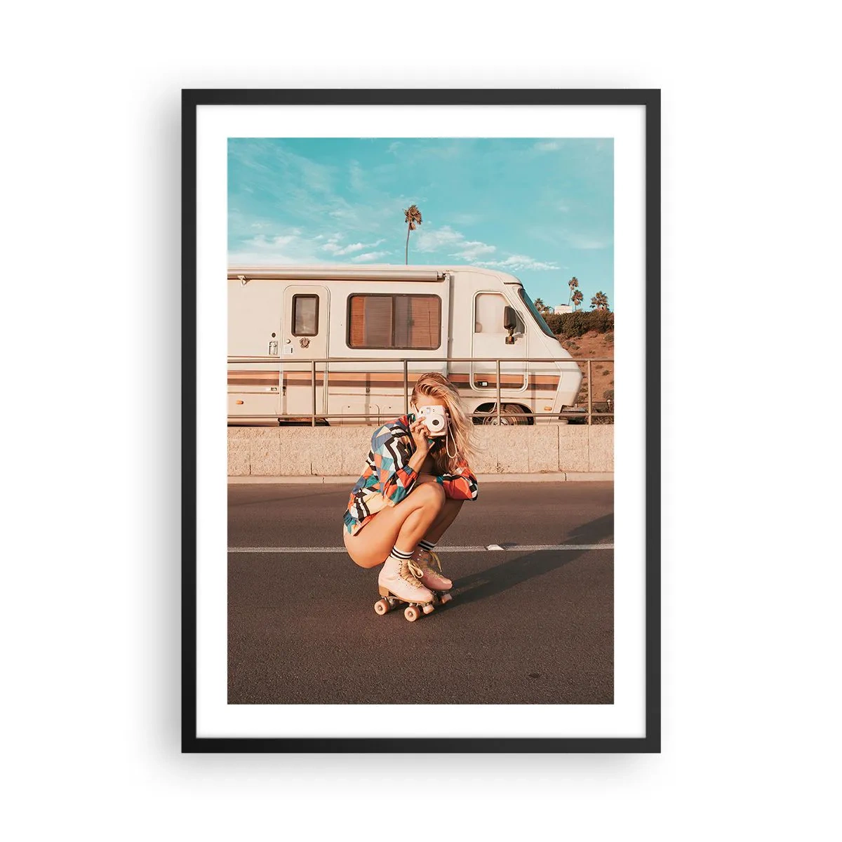 Poster in cornice nera - Una ragazza sui pattini a rotelle con una macchina fotografica davanti a un camper - 50x70cm - Sorridi per favore! - Decorazione murale moderna per soggiorno e camera da letto ARTTOR