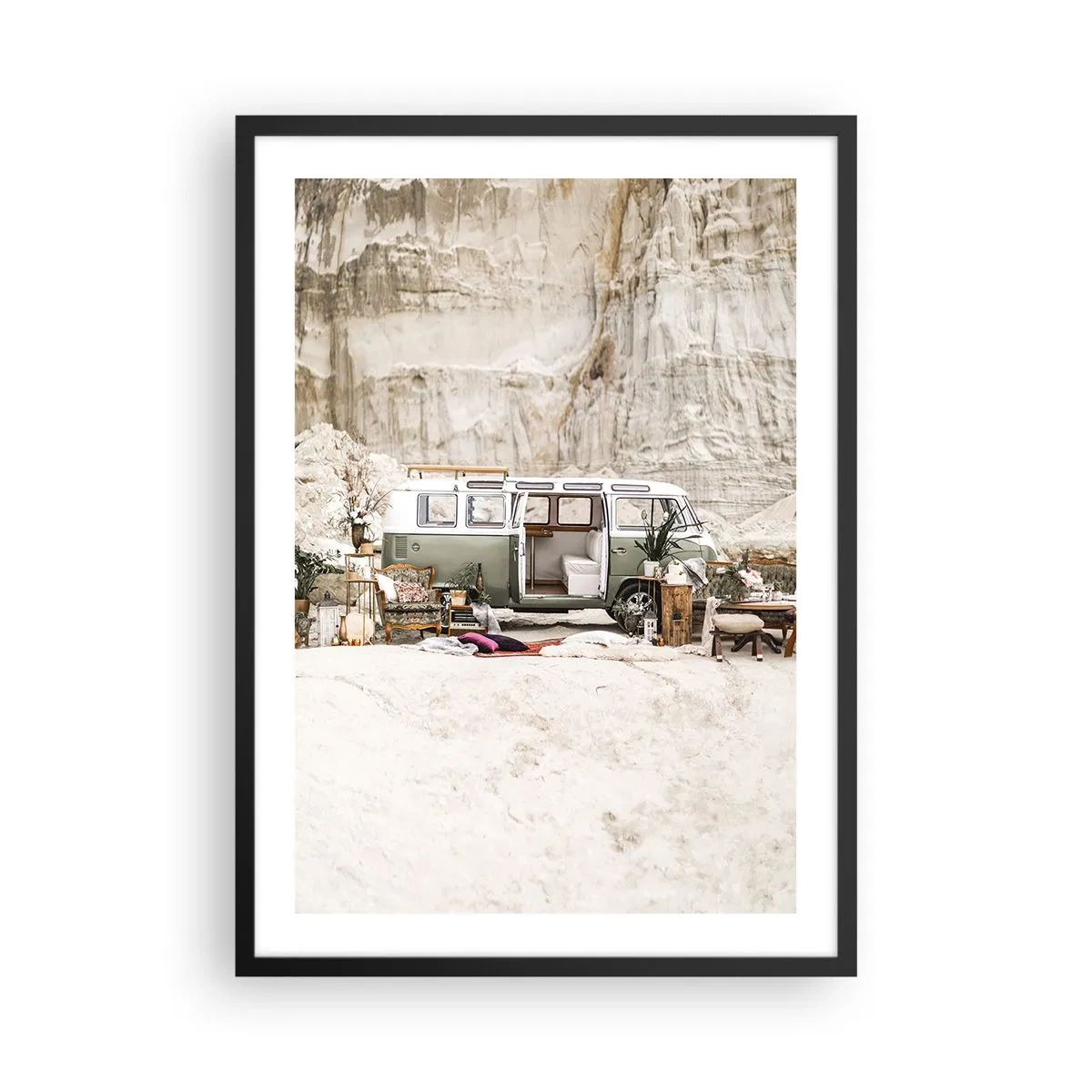 Poster in cornice nera - Campeggio retrò in un ambiente desertico con tocchi rustici - 50x70cm - è tempo di viaggiare - Decorazione murale moderna per soggiorno e camera da letto ARTTOR