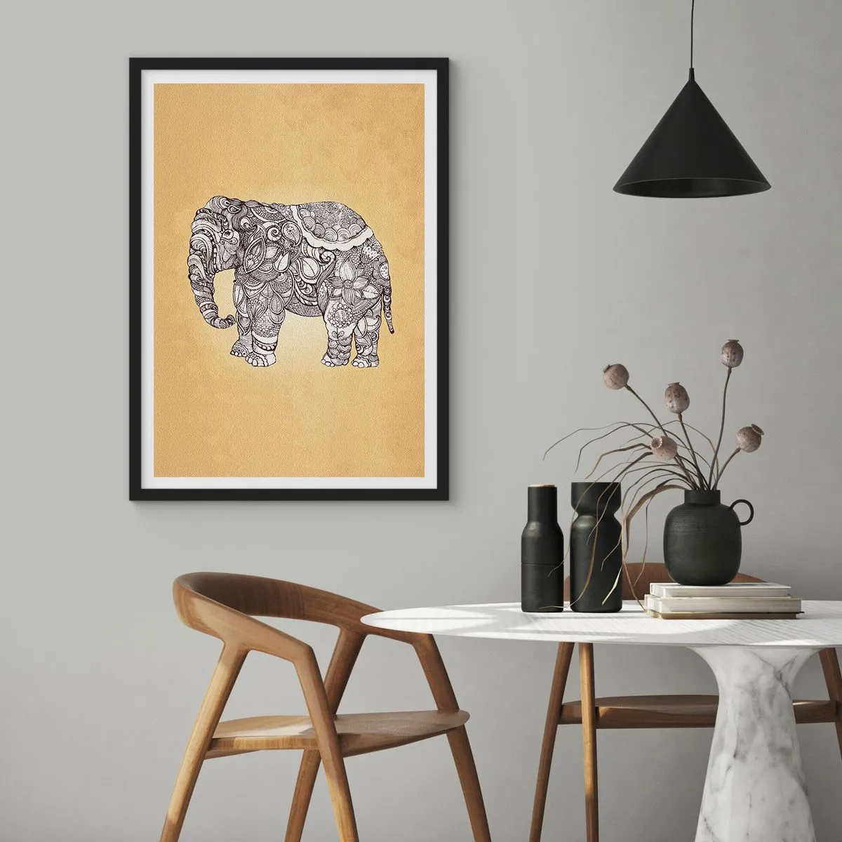 Poster in cornice nera - Illustrazione decorativa di un elefante con intricati ornamenti su sfondo dorato - 50x70cm - L'elefante nascosto - Decorazione murale moderna per soggiorno e camera da letto ARTTOR