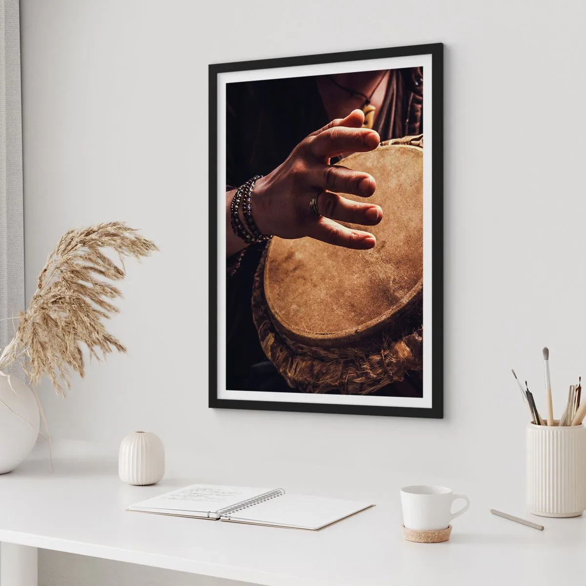 Poster in cornice nera - Una mano che suona un tamburo in una luce calda - 50x70cm - Al ritmo del cuore - Decorazione murale moderna per soggiorno e camera da letto ARTTOR