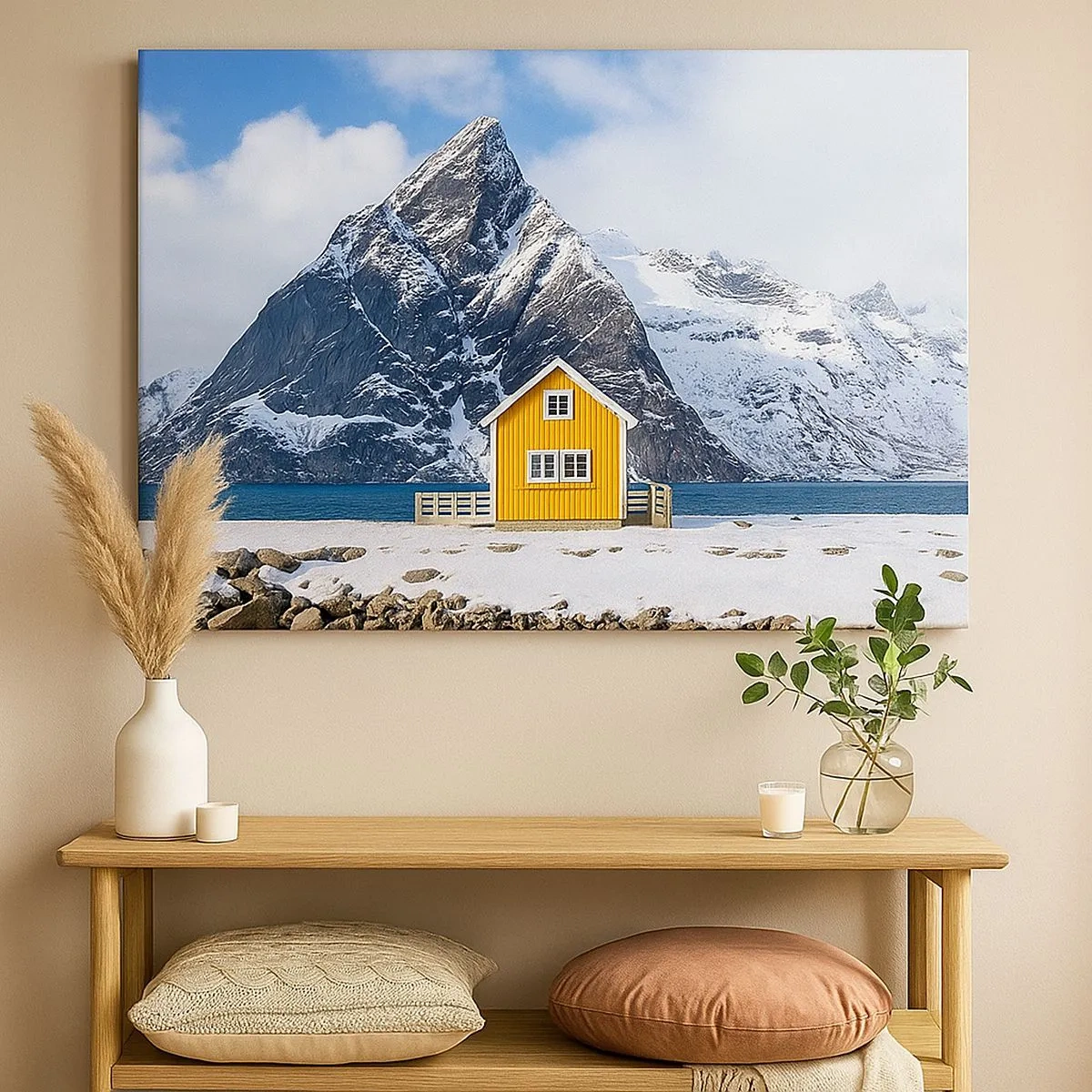 Quadro su tela - Stampe su Tela - Una casa gialla sullo sfondo delle montagne innevate e del mare - 70x50cm - Vacanze scandinave - Decorazione murale moderna per soggiorno e camera da letto ARTTOR