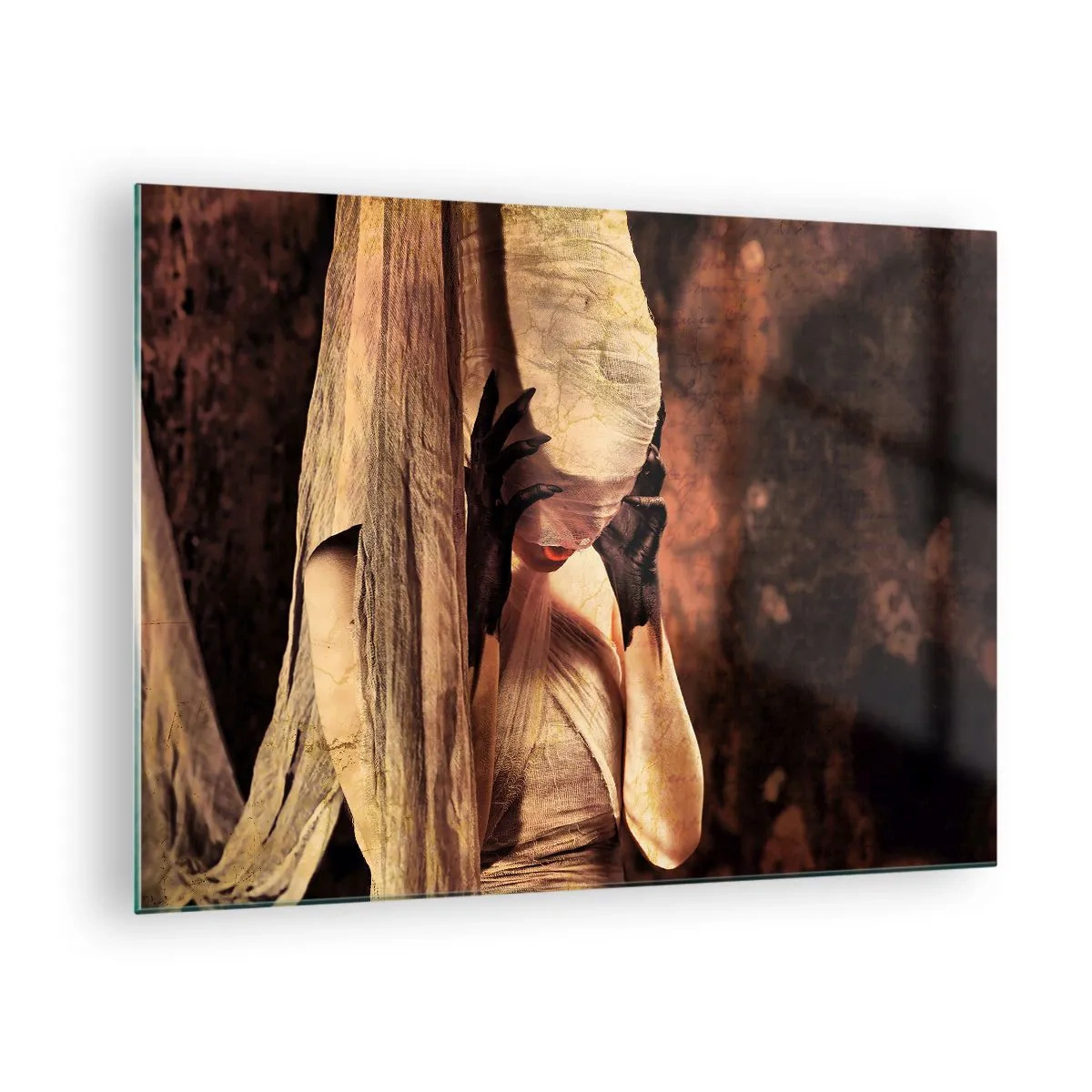 Quadro su vetro - Una donna misteriosa circondata da tessuti dorati - 70x50cm - Tra il bene e il male - Decorazione murale moderna per soggiorno e camera da letto ARTTOR