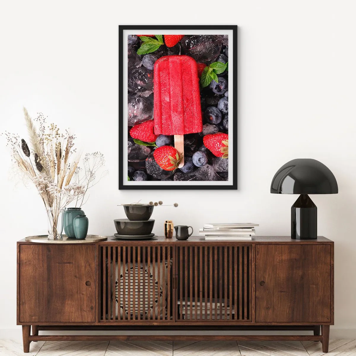 Poster in cornice nera - Sorbetto di gelato rosso su stecco circondato da fragole e mirtilli - 50x70cm - Il sapore della calda estate - Decorazione murale moderna per soggiorno e camera da letto ARTTOR