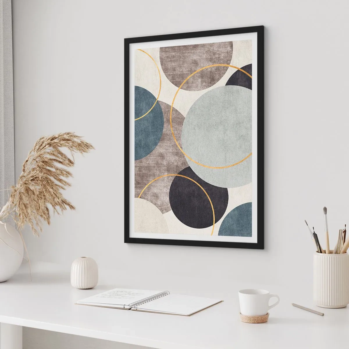 Poster in cornice nera - Composizione geometrica astratta con cerchi nelle tonalità del blu. - 50x70cm - Un cerchio dietro l'altro - Decorazione murale moderna per soggiorno e camera da letto ARTTOR