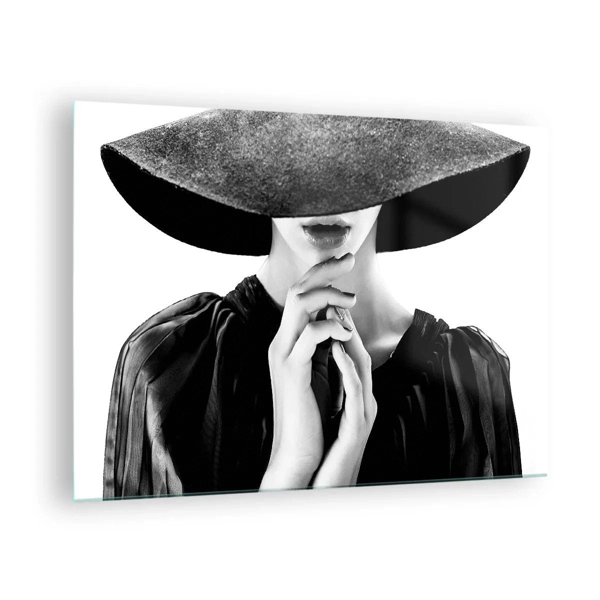Quadro su vetro - Donna elegante vestita di nero con un cappello che le copre il viso - 70x50cm - Bellezza celata - Decorazione murale moderna per soggiorno e camera da letto ARTTOR