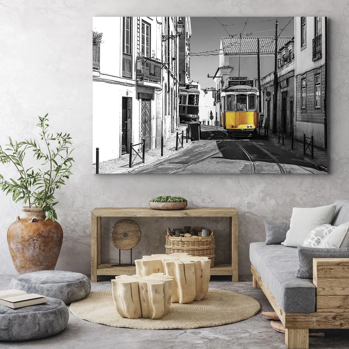 Quadro su tela - Stampe su Tela - Un tram giallo per le strade di Lisbona in un ambiente monocromatico - 70x50cm - Lo spirito di Lisbona - Decorazione murale moderna per soggiorno e camera da letto ARTTOR