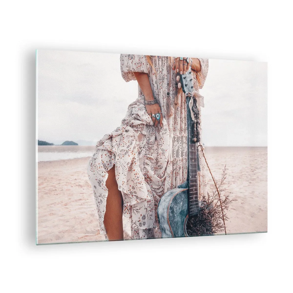 Quadro su vetro - Donna in stile boho con chitarra su una spiaggia deserta - 70x50cm - Figli dei fiori in cammino - Decorazione murale moderna per soggiorno e camera da letto ARTTOR