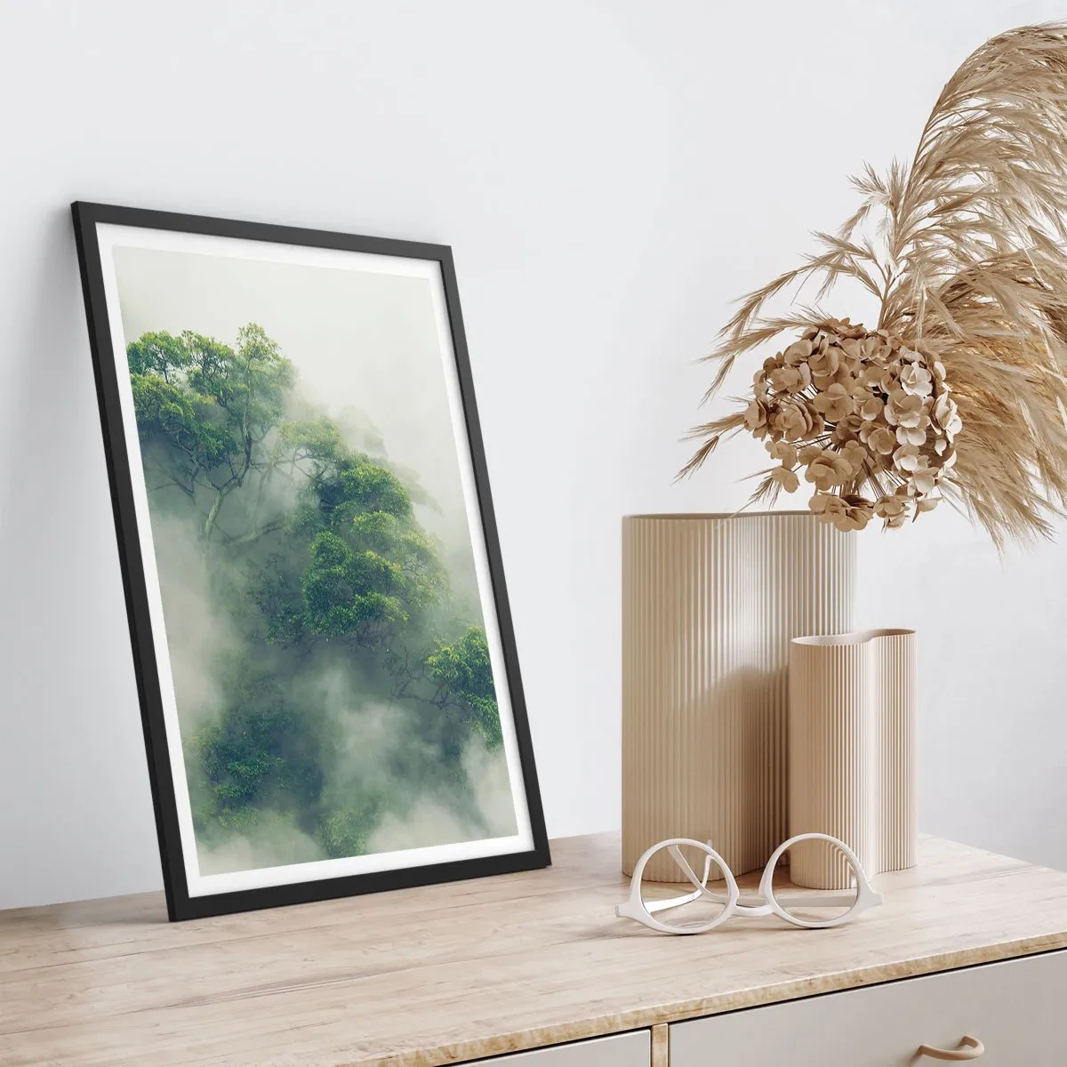 Poster in cornice nera - Cime verdi degli alberi nascoste nella fitta e misteriosa nebbia - 50x70cm - Avvolti dalla nebbia - Decorazione murale moderna per soggiorno e camera da letto ARTTOR