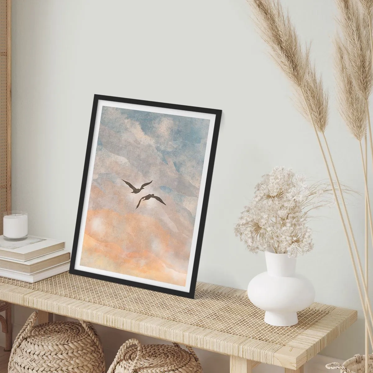 Poster in cornice nera - Due uccelli che volano contro il cielo, in delicate tonalità di blu e arancione. - 50x70cm - Danza nel cielo - Decorazione murale moderna per soggiorno e camera da letto ARTTOR
