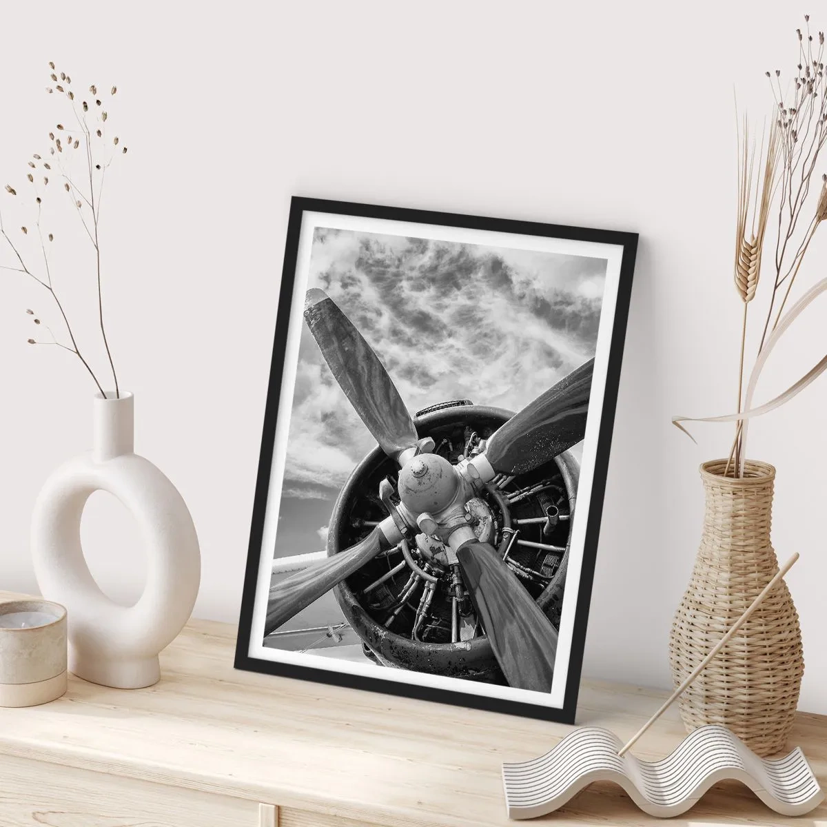 Poster in cornice nera - Una fotografia in bianco e nero dell'elica di un aereo contro il cielo. - 50x70cm - Il dominatore dell'aria - Decorazione murale moderna per soggiorno e camera da letto ARTTOR
