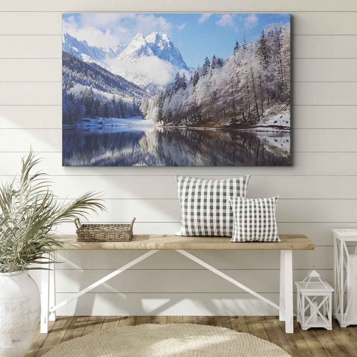 Quadro su tela - Stampe su Tela - Paesaggio montano invernale con alberi innevati e un lago - 70x50cm - Il custode innevato - Decorazione murale moderna per soggiorno e camera da letto ARTTOR