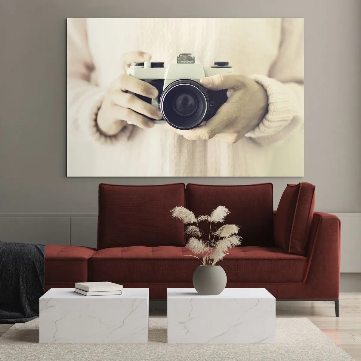 Quadro su vetro - Una persona che tiene in mano una macchina fotografica classica - 70x50cm - Per vedere meglio... - Decorazione murale moderna per soggiorno e camera da letto ARTTOR