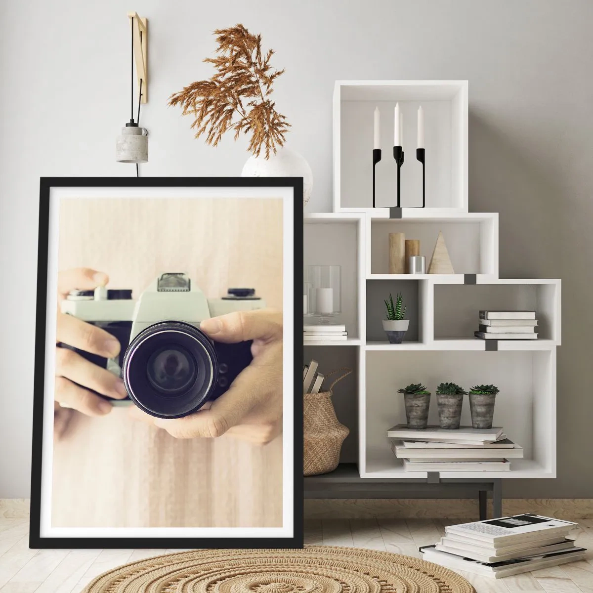 Poster in cornice nera - Mani che tengono una macchina fotografica classica - 50x70cm - Per vedere meglio... - Decorazione murale moderna per soggiorno e camera da letto ARTTOR