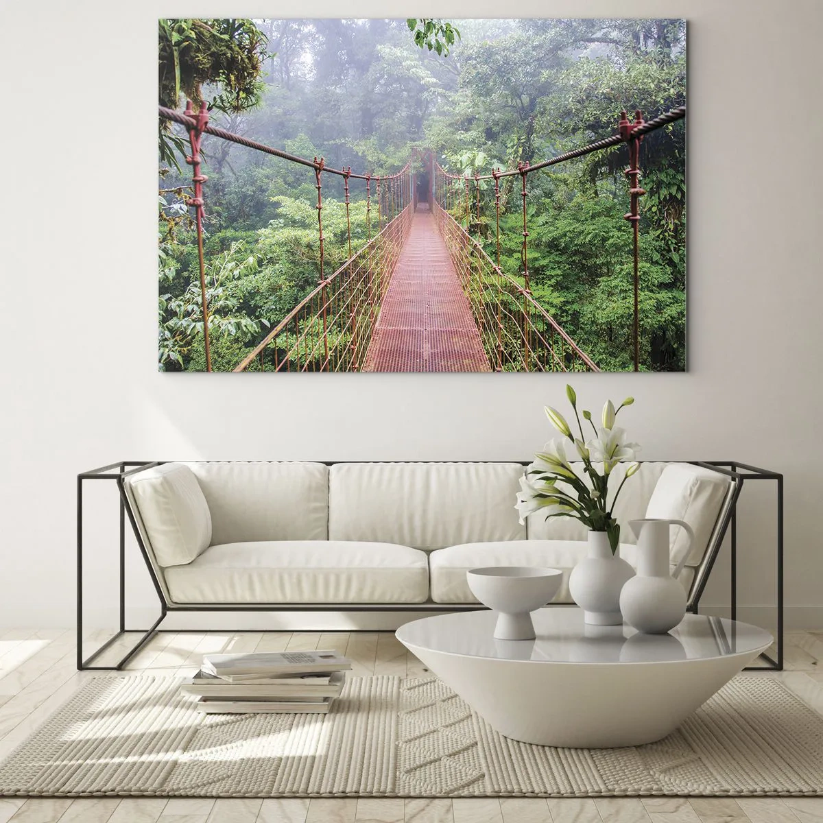 Quadro su vetro - Un ponte sospeso rosso sopra una giungla verde nella nebbia - 70x50cm - Sospeso sopra gli alberi - Decorazione murale moderna per soggiorno e camera da letto ARTTOR