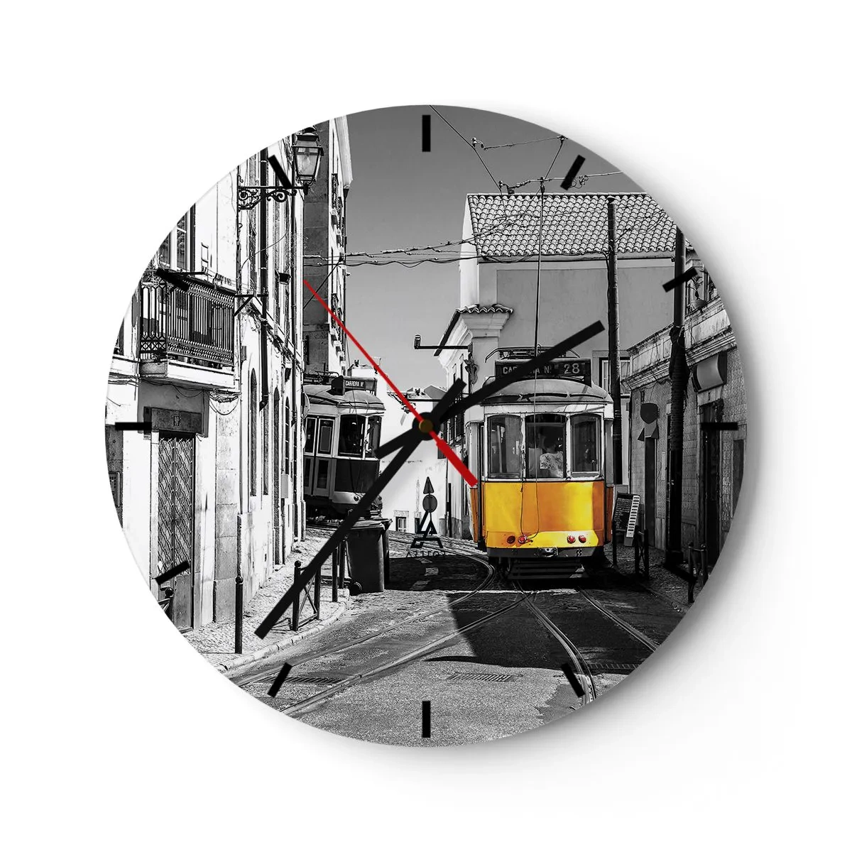Orologio da parete - Orologio in Vetro - Un tram giallo su una strada bianca e nera a Lisbona - 30x30cm - Lo spirito di Lisbona - Decorazione murale moderna per soggiorno, cucina e camera da letto ARTTOR