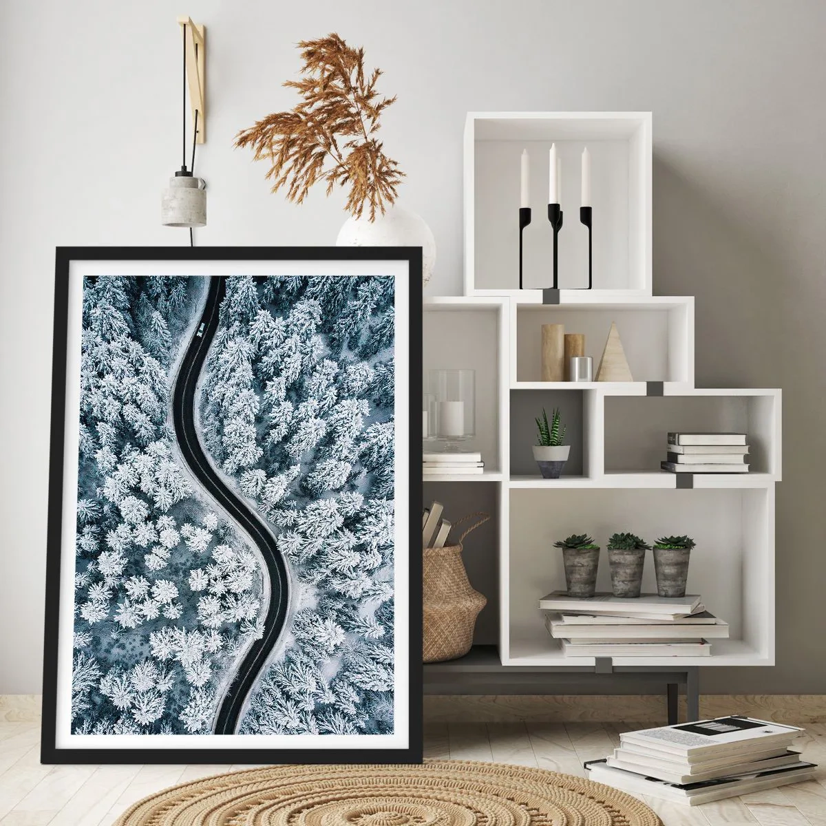 Poster in cornice nera - Una pittoresca strada tra gli alberi innevati vista dall'alto - 50x70cm - Attraverso il bosco invernale - Decorazione murale moderna per soggiorno e camera da letto ARTTOR