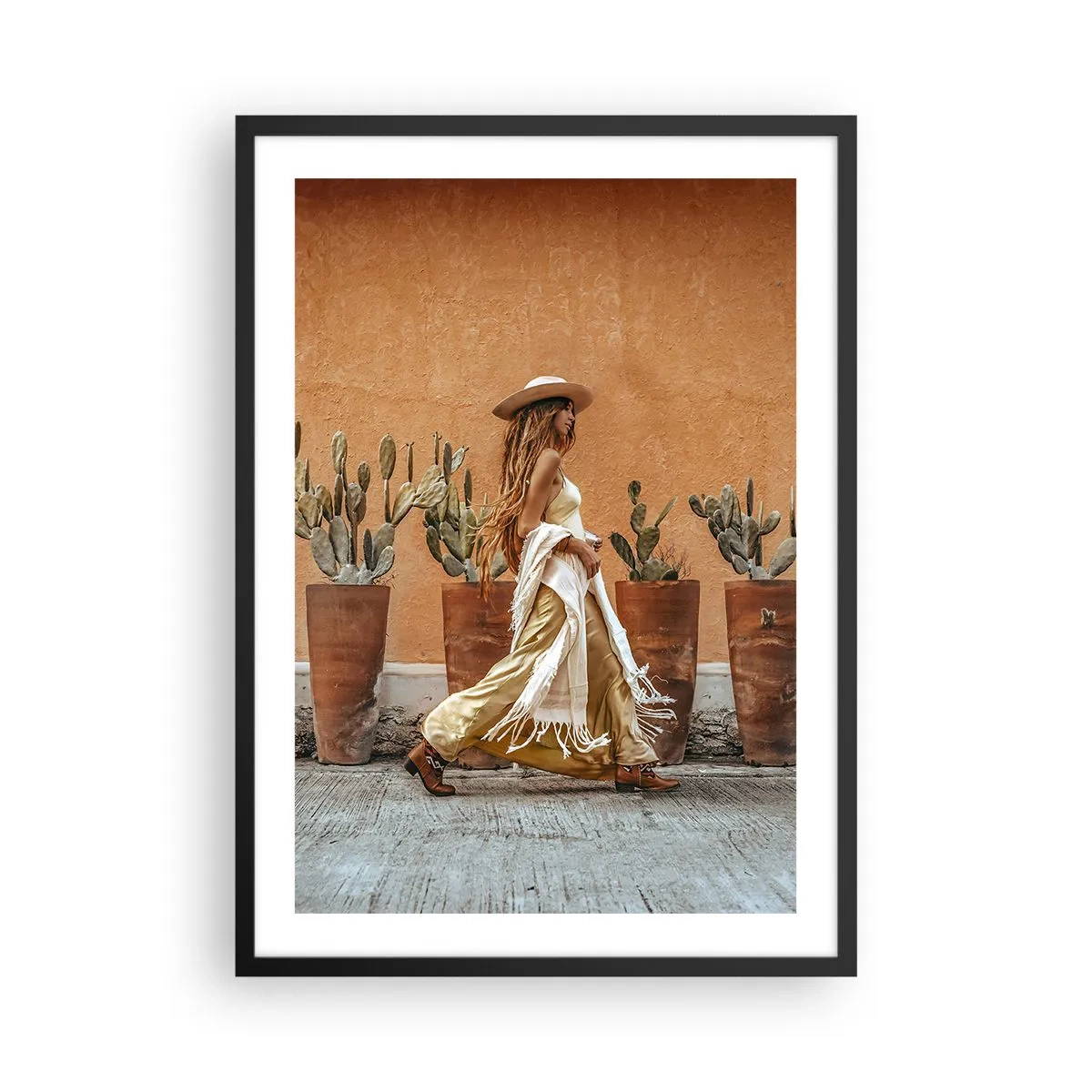 Poster in cornice nera - Donna elegante con cappello su uno sfondo di cactus - 50x70cm - In stile hippy - Decorazione murale moderna per soggiorno e camera da letto ARTTOR