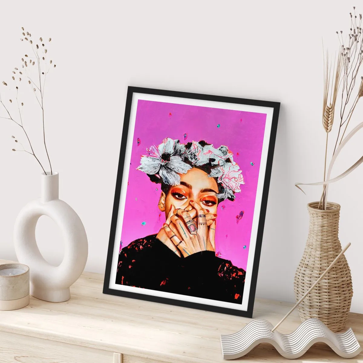 Poster in cornice nera - Un ritratto espressivo di una donna su uno sfondo rosa intenso. - 50x70cm - Un po' folle - Decorazione murale moderna per soggiorno e camera da letto ARTTOR