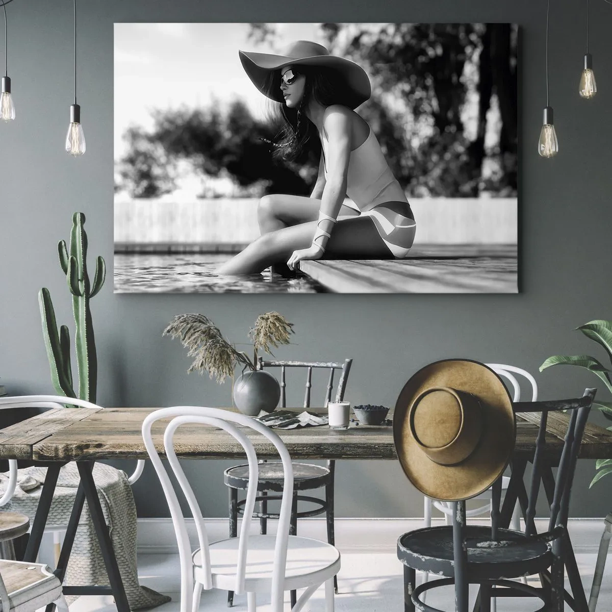 Quadro su tela - Stampe su Tela - Donna con cappello in piscina in bianco e nero - 70x50cm - Sogno estivo - Decorazione murale moderna per soggiorno e camera da letto ARTTOR