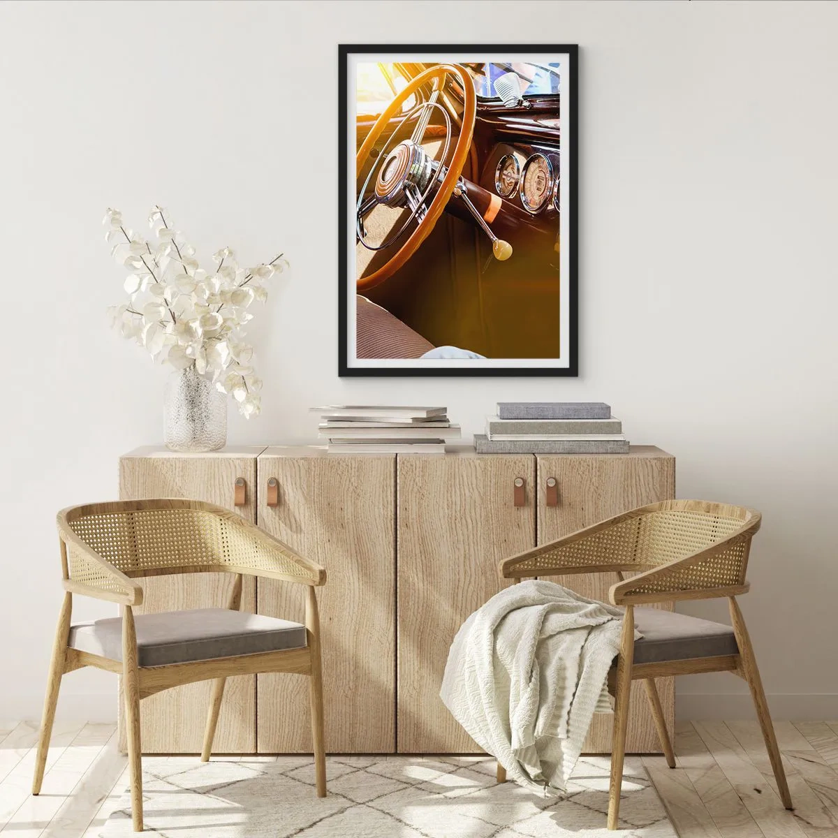 Poster in cornice nera - Interno di un'auto d'epoca con volante - 50x70cm - Un soffio di lusso dal passato - Decorazione murale moderna per soggiorno e camera da letto ARTTOR