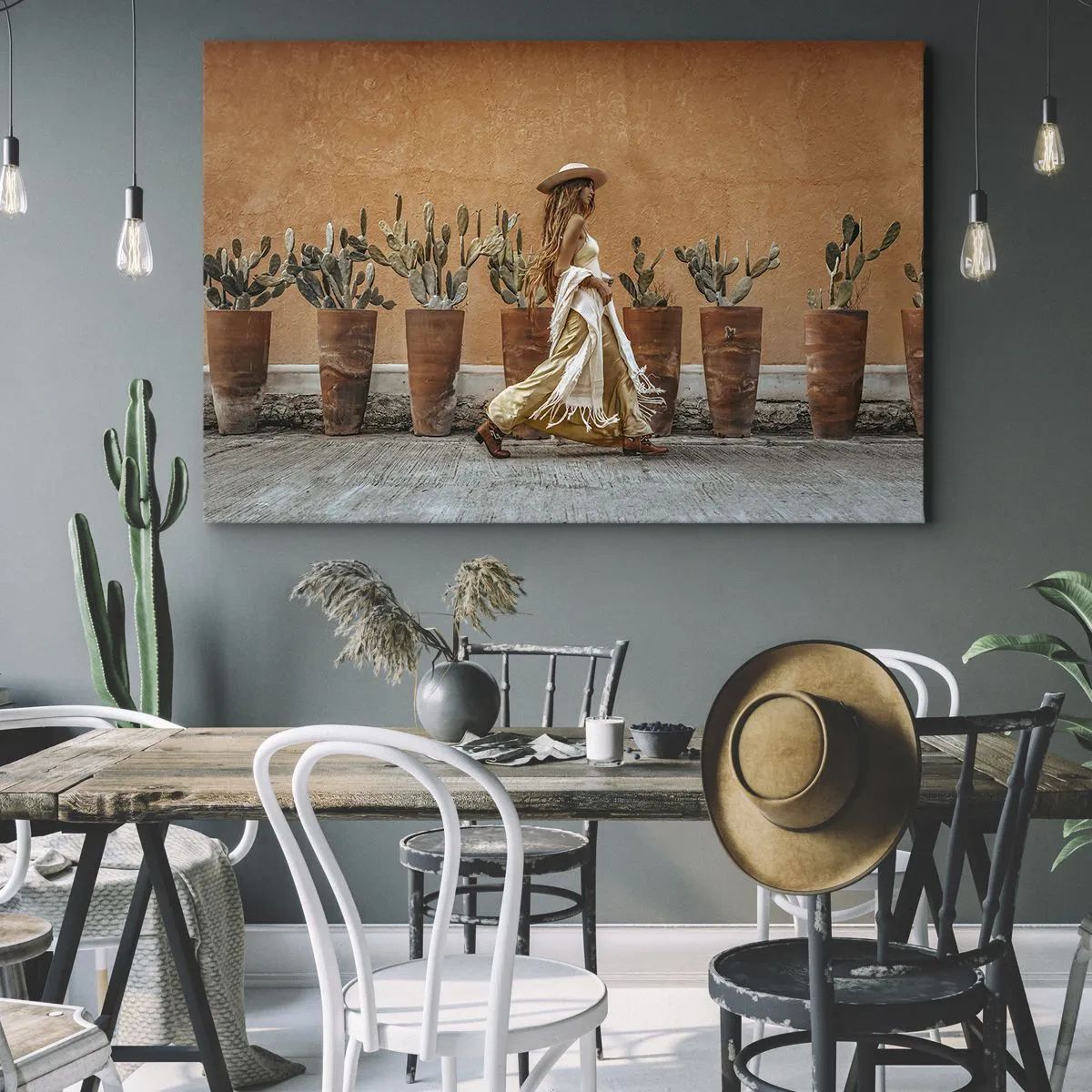 Quadro su tela - Stampe su Tela - Una donna in stile boho con vasi di cactus sullo sfondo. - 70x50cm - In stile hippy - Decorazione murale moderna per soggiorno e camera da letto ARTTOR