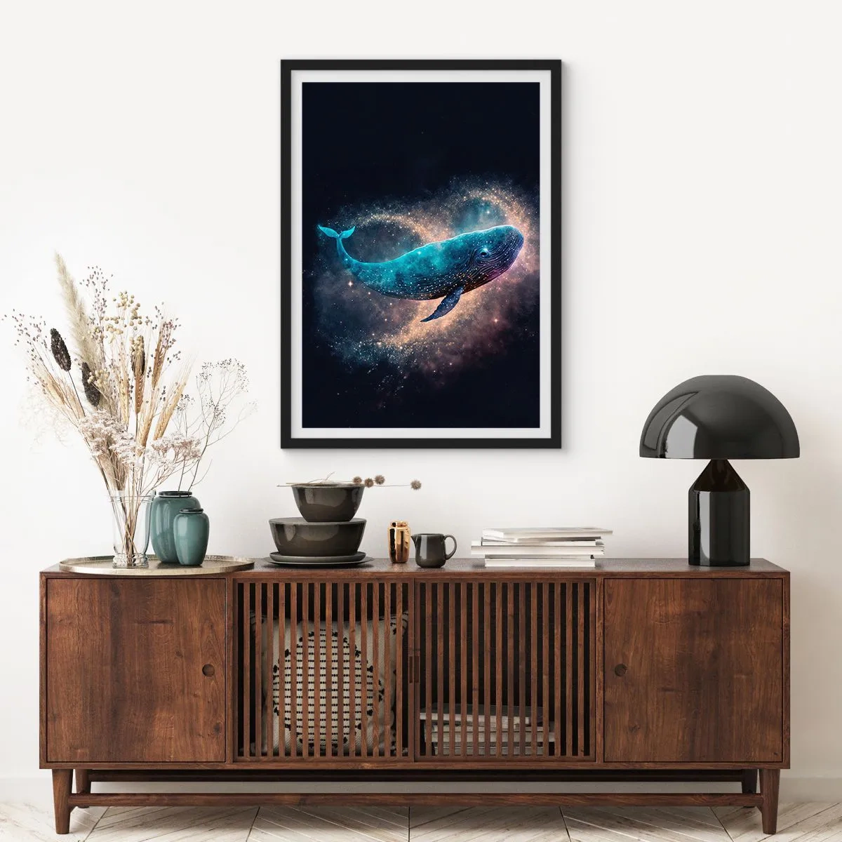 Poster in cornice nera - Una balena spaziale circondata da una nebulosa stellare su sfondo nero. - 50x70cm - Esiste un mondo... - Decorazione murale moderna per soggiorno e camera da letto ARTTOR