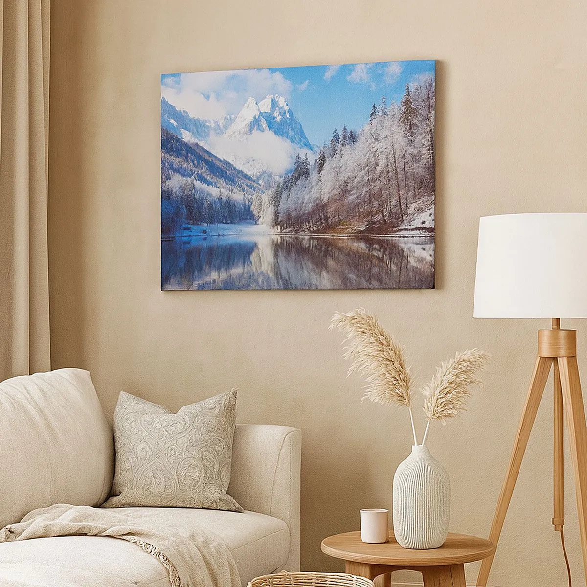 Quadro su tela - Stampe su Tela - Paesaggio montano invernale con alberi innevati e un lago - 70x50cm - Il custode innevato - Decorazione murale moderna per soggiorno e camera da letto ARTTOR