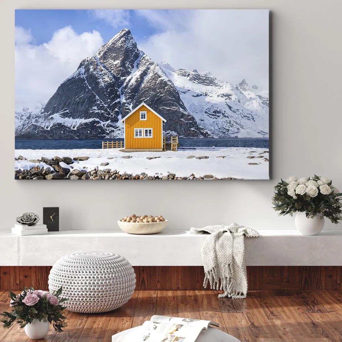 Quadro su tela - Stampe su Tela - Una casa gialla sullo sfondo delle montagne innevate e del mare - 70x50cm - Vacanze scandinave - Decorazione murale moderna per soggiorno e camera da letto ARTTOR