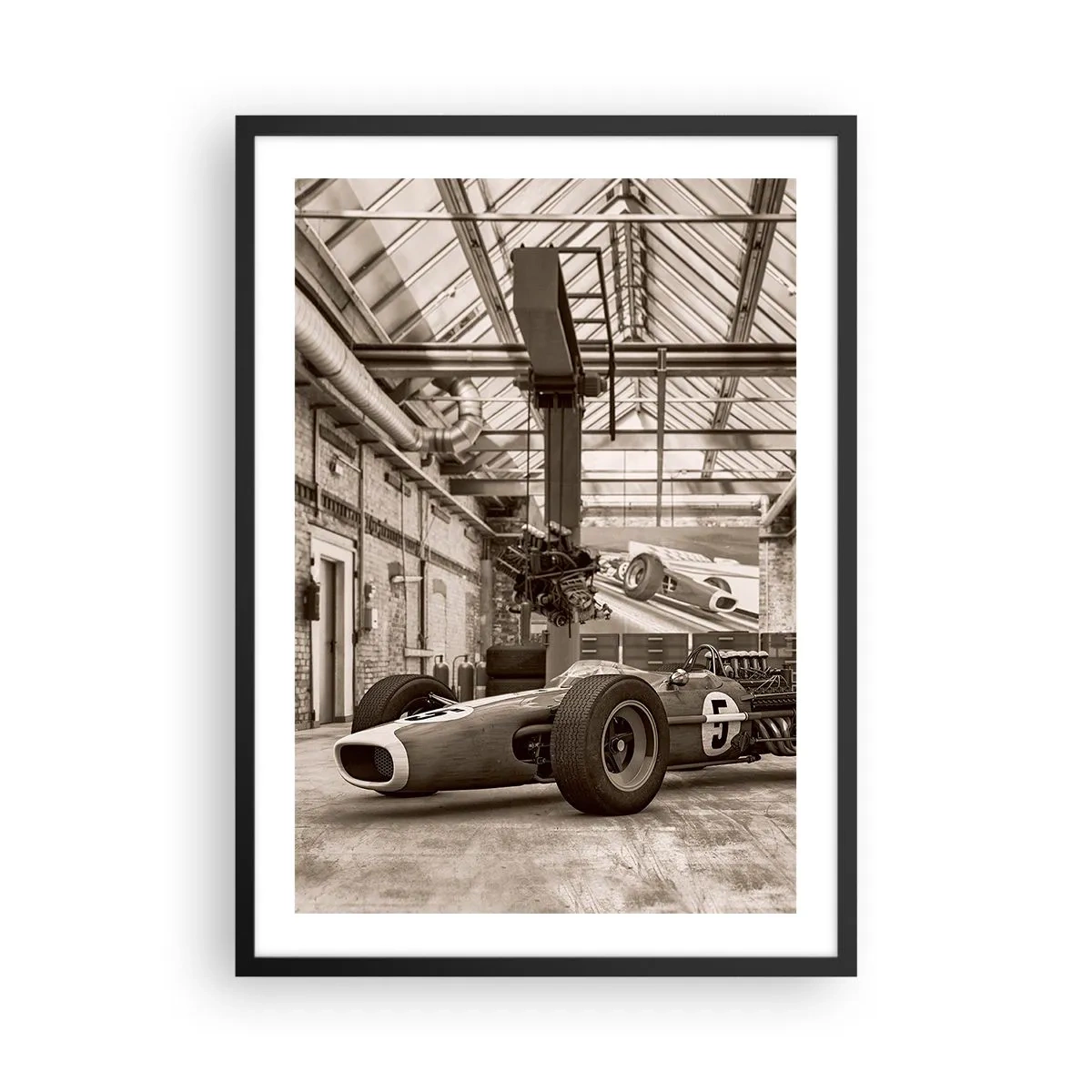 Poster in cornice nera - Auto da corsa iconica in un interno industriale - 50x70cm - Il riposo del vincitore - Decorazione murale moderna per soggiorno e camera da letto ARTTOR