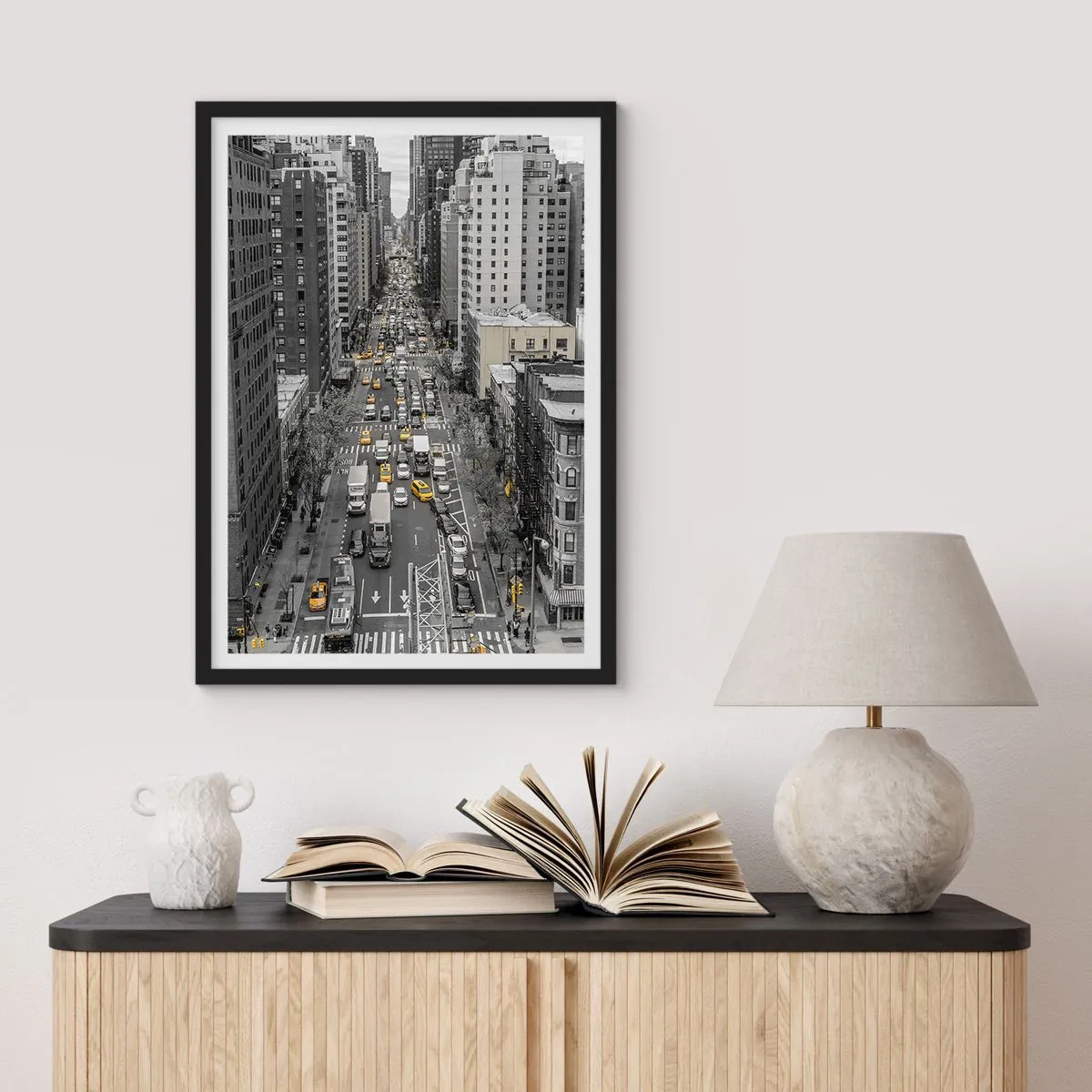 Poster in cornice nera - Strada di New York City in bianco e nero con taxi gialli - 50x70cm - La vita a New York - Decorazione murale moderna per soggiorno e camera da letto ARTTOR