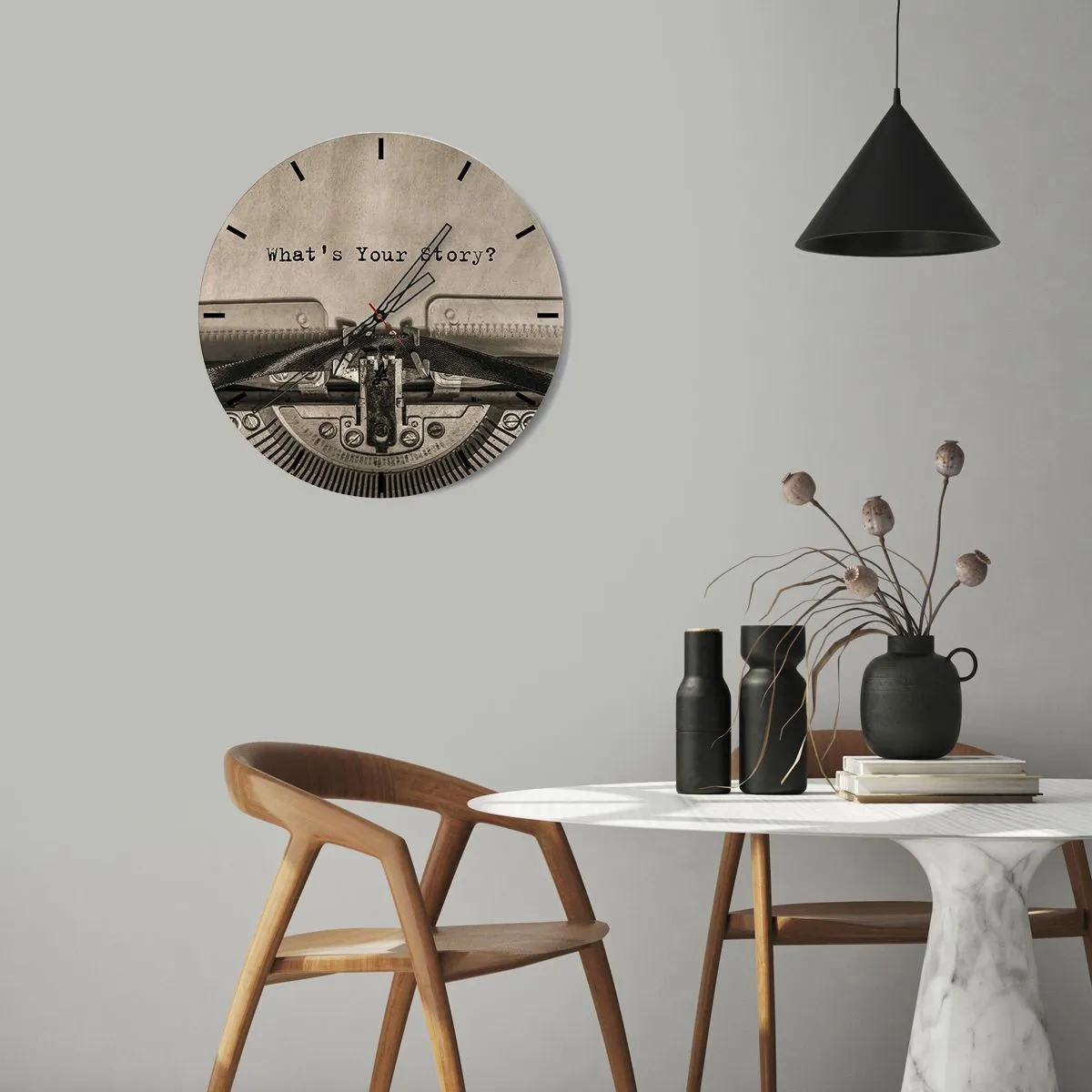Orologio da parete - Orologio in Vetro - Primo piano di una macchina da scrivere con la scritta "Qual è la tua storia?" - 30x30cm - Rispondimi - Decorazione murale moderna per soggiorno, cucina e camera da letto ARTTOR