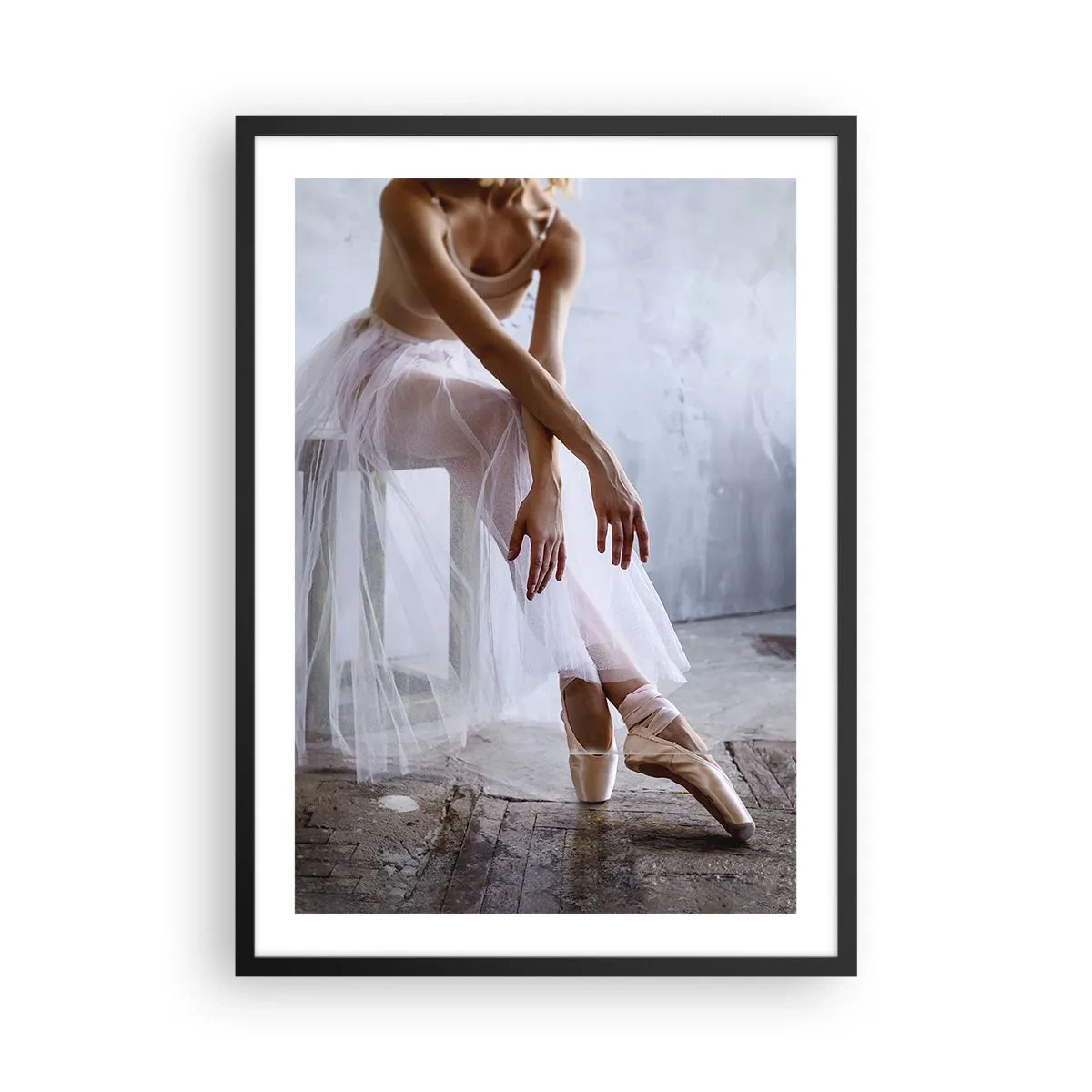 Poster in cornice nera - Una ballerina in una posa delicata su uno sfondo industriale - 50x70cm - Prima che si accendano le luci del palco - Decorazione murale moderna per soggiorno e camera da letto ARTTOR