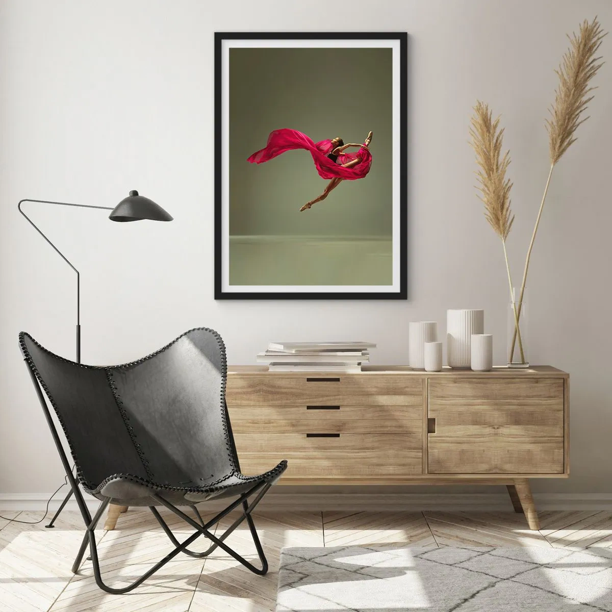 Poster in cornice nera - Una ballerina in tessuto rosso esegue un salto dinamico. - 50x70cm - Fiamma danzante - Decorazione murale moderna per soggiorno e camera da letto ARTTOR