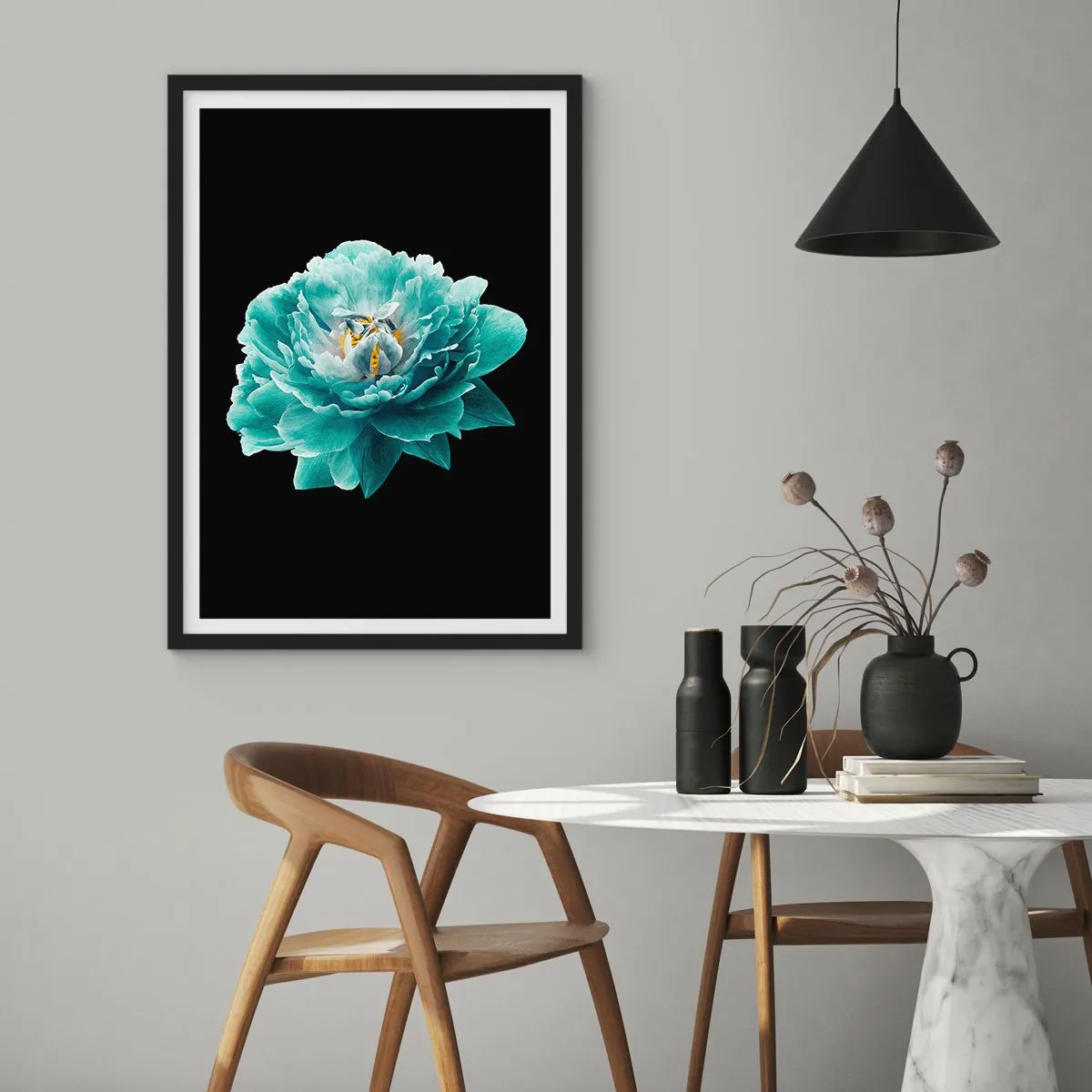 Poster in cornice nera - Fiore turchese con un'ape su sfondo nero - 50x70cm - Petali blu e oro - Decorazione murale moderna per soggiorno e camera da letto ARTTOR