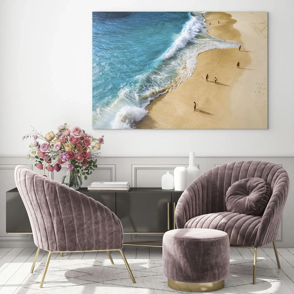 Quadro su vetro - Una spiaggia dorata con acqua turchese e persone che camminano lungo la riva - 70x50cm - E poi il sole, la spiaggia... - Decorazione murale moderna per soggiorno e camera da letto ARTTOR