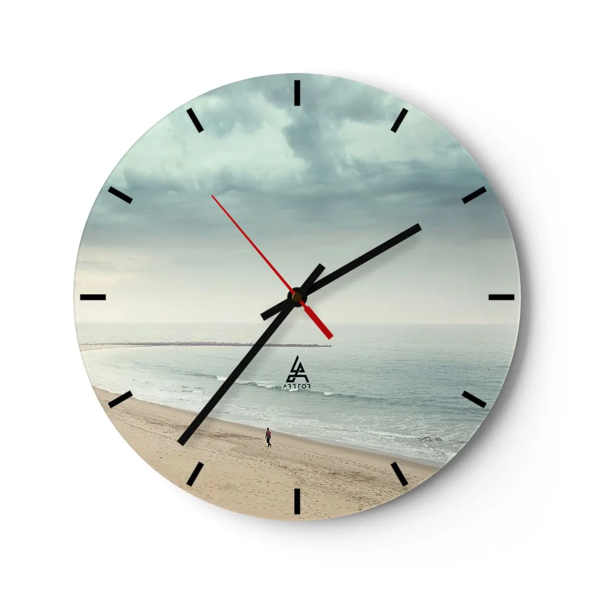 Orologio da parete - Orologio in Vetro - Una figura solitaria cammina lungo la riva del mare sotto un cielo nuvoloso. - 30x30cm - Cercando la pace - Decorazione murale moderna per soggiorno, cucina e camera da letto ARTTOR