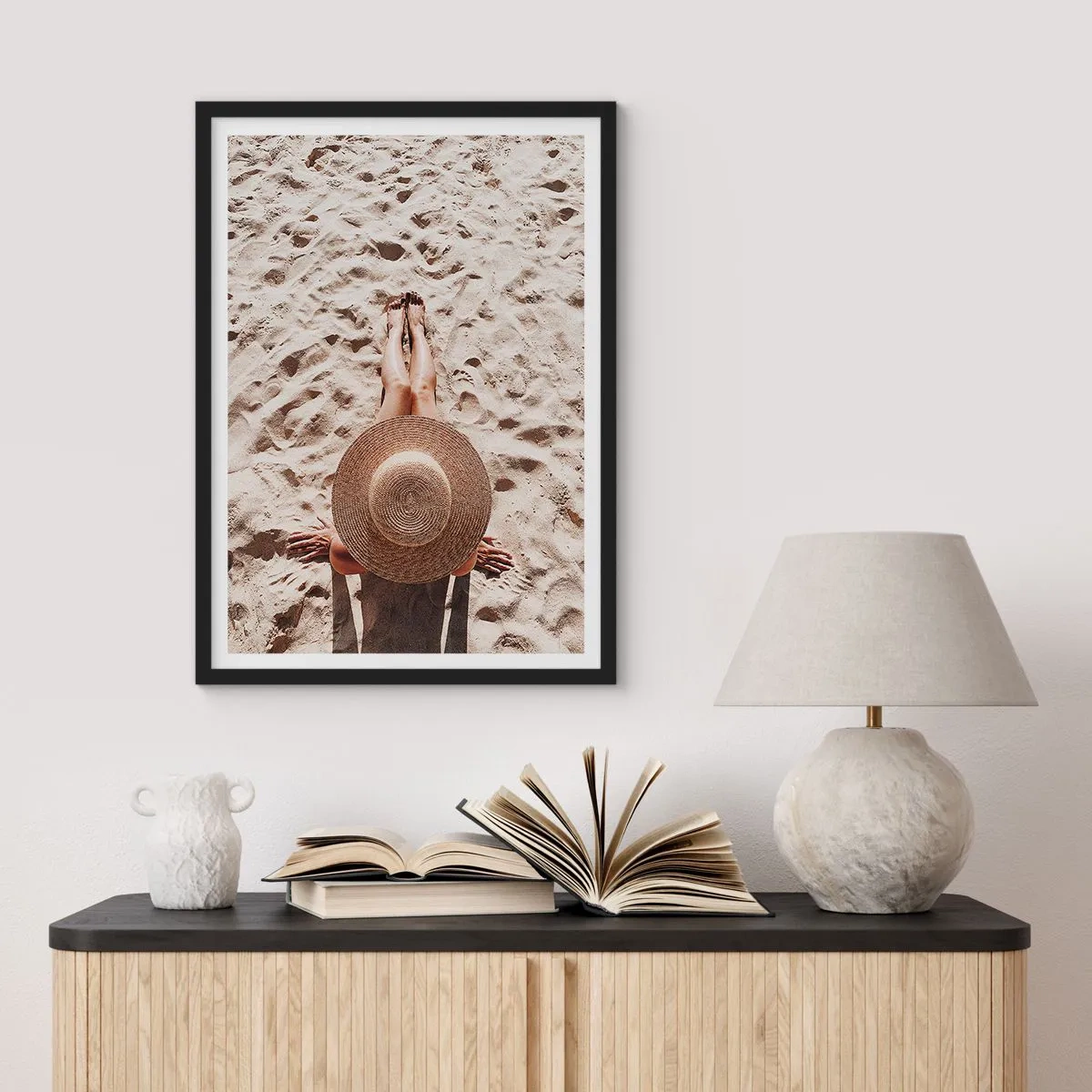 Poster in cornice nera - Persona che prende il sole sulla spiaggia, vista dall'alto con un grande cappello contro la sabbia - 50x70cm - Un tempo di sogno - Decorazione murale moderna per soggiorno e camera da letto ARTTOR