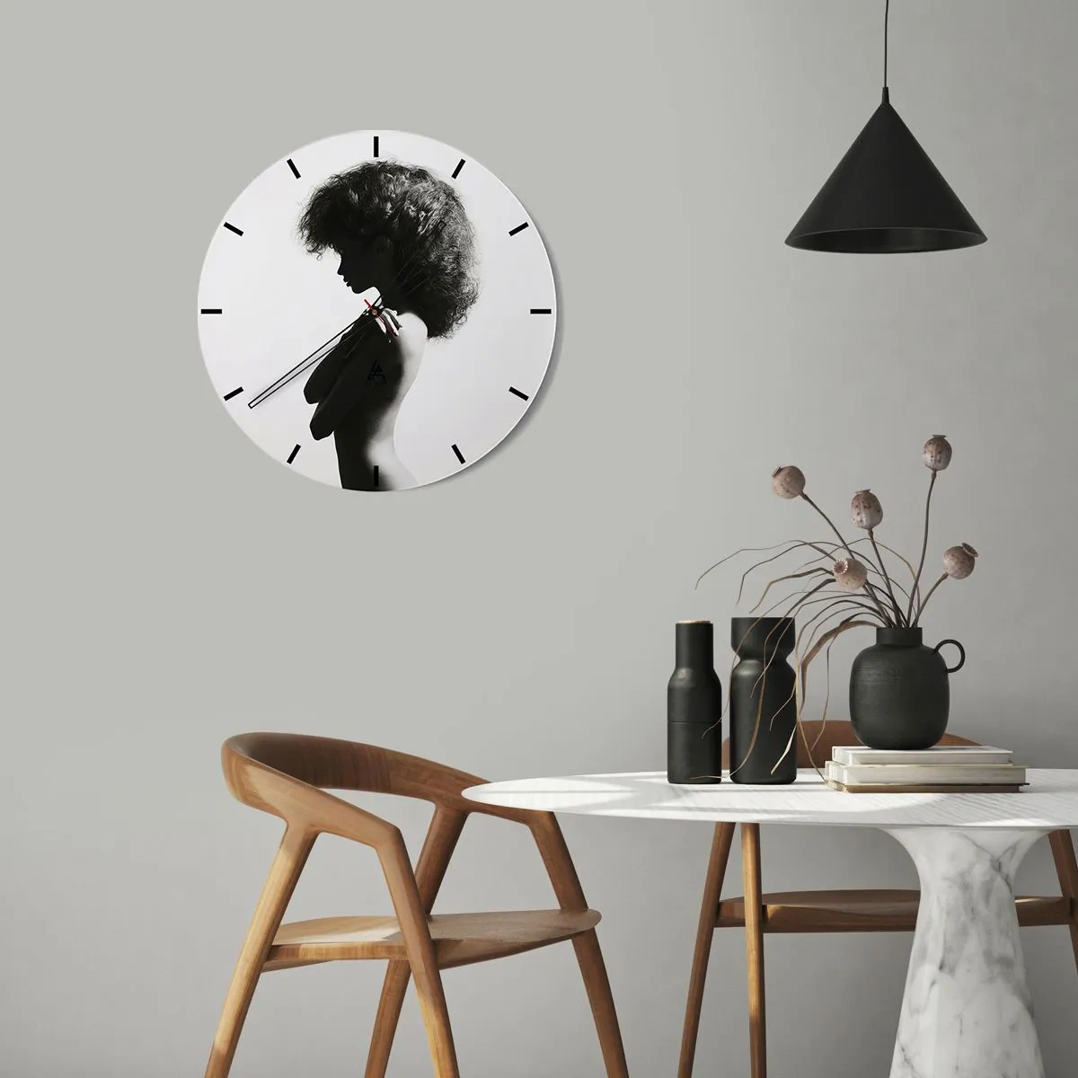 Orologio da parete - Orologio in Vetro - Ritratto in bianco e nero di una donna di profilo medio con un'acconciatura dinamica - 30x30cm - Come un fiore su un gambo snello - Decorazione murale moderna per soggiorno, cucina e camera da letto ARTTOR