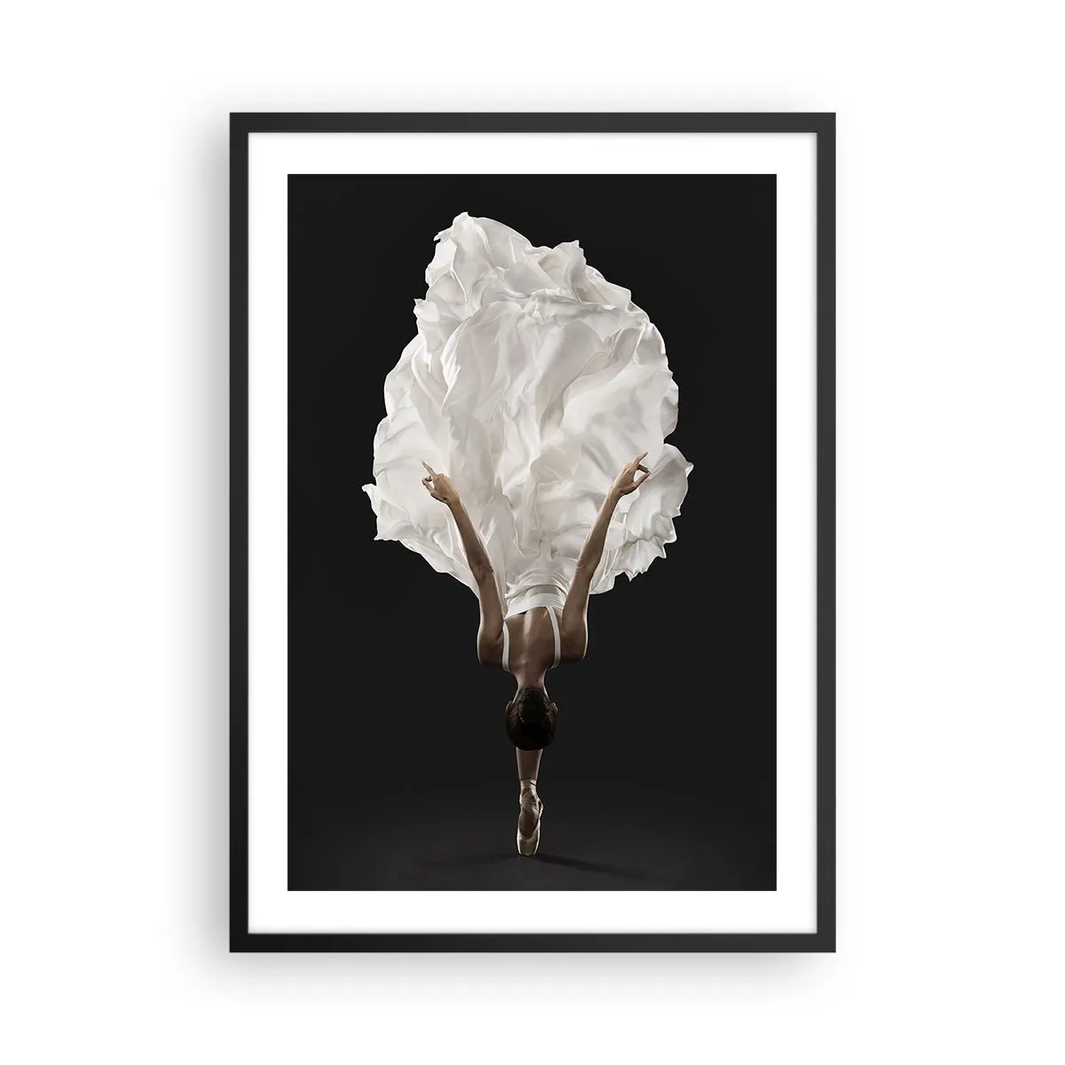Poster in cornice nera - Una ballerina in abito bianco che fluttua nell'aria su uno sfondo nero - 50x70cm - Un passo straordinario - Decorazione murale moderna per soggiorno e camera da letto ARTTOR