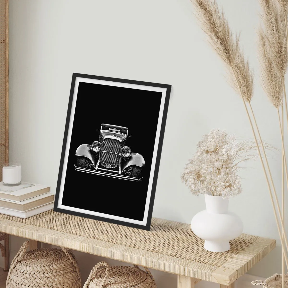 Poster in cornice nera - Fotografia in bianco e nero di un'auto d'epoca su sfondo nero - 50x70cm - Una vera fuoriclasse - Decorazione murale moderna per soggiorno e camera da letto ARTTOR