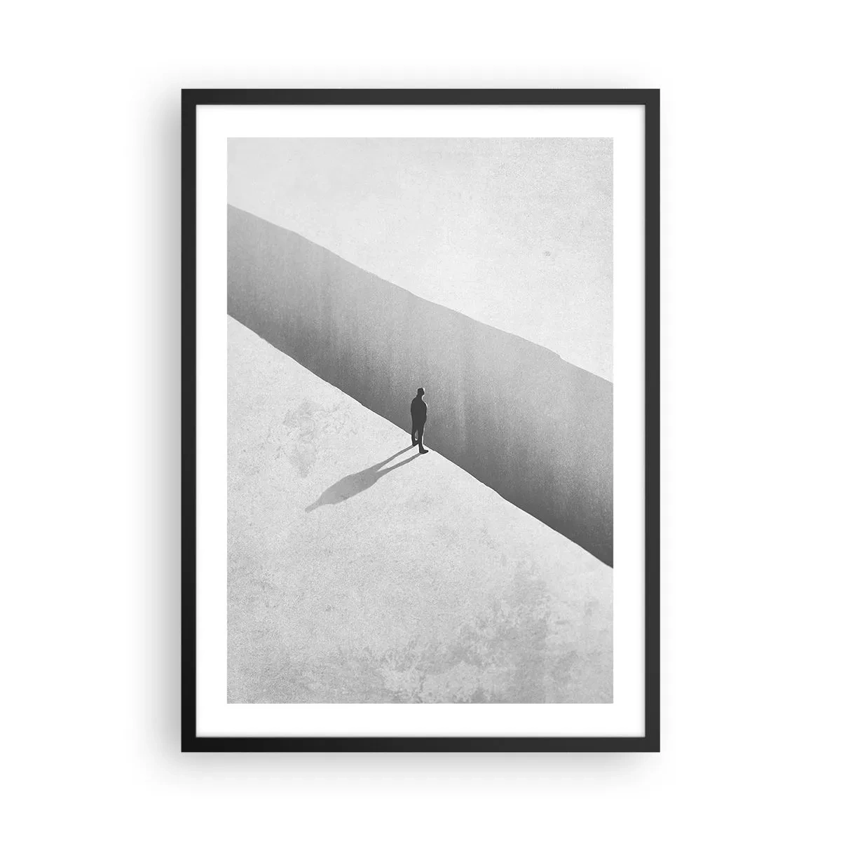 Poster in cornice nera - Una figura in piedi su un precipizio in un ambiente monocromatico - 50x70cm - Un obiettivo chiaro - Decorazione murale moderna per soggiorno e camera da letto ARTTOR