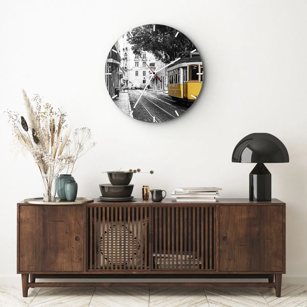 Orologio da parete - Orologio in Vetro - Un tram giallo su una strada bianca e nera in un quartiere storico - 30x30cm - Con il fado in sottofondo - Decorazione murale moderna per soggiorno, cucina e camera da letto ARTTOR
